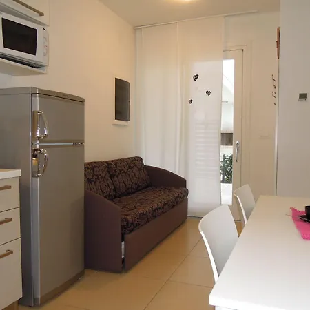 Relax By The Pool In Modern Flat Appartamento
