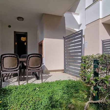 Modern Flat With A Fenced Garden And Fireplace Apartamento