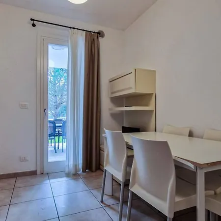 Relax By The Pool In This Modern Flat شقة