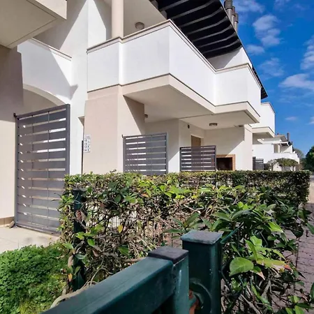 Apartamento Modern Flat With A Fenced Garden And Fireplace