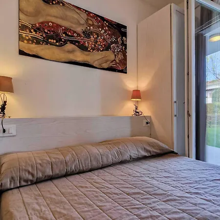 Relax By The Pool In Modern Flat Apartament